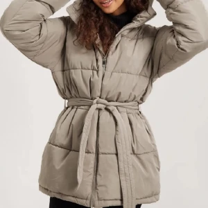 Svart Jacka - Säljer denna jacka fast i svart från Nelly💗