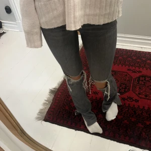 Jeans - Jeans från zara💗💗lite trasiga längst ner där bak, men absolut inget jag har tänkt på!