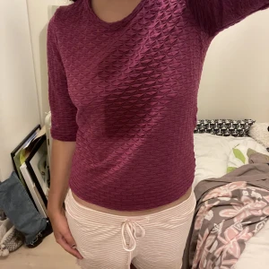 Trekvartsärmad tröja - Lila trekvartsärmad tröja i bra skick med fint mönster som är i gott skick💗 dm vid frågor