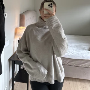 Stickad tröja med krage  - Slutsåld populär tröja från H&M,  hösten 22 kollektion.  (obs!! Skriv inte till mig privat att ni vill köpa, vill ni ha tröjan klicka på köp nu knappen!) 💕