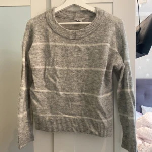 Stickad tröja - Stickad tröja från hm i storlek xs🤍
