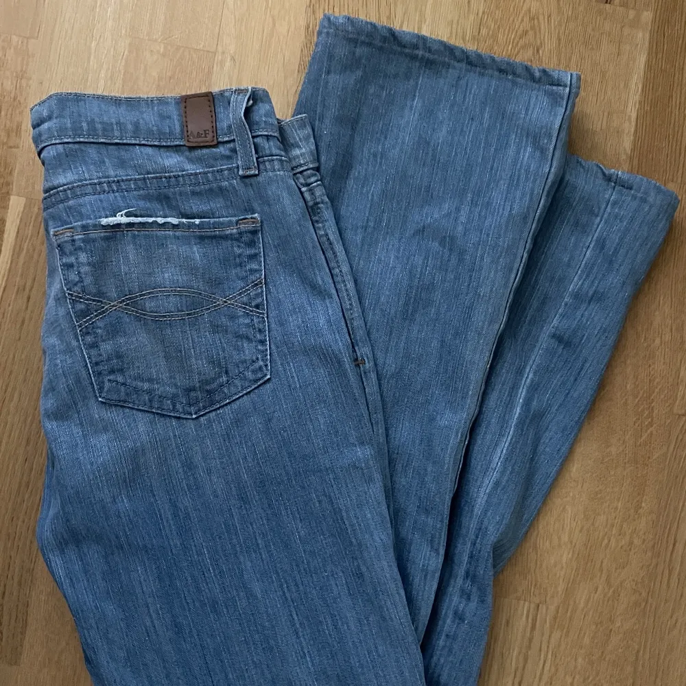 abercrombie and fitch jeans i jättefint skick❤️ Säljer då de tyvärr är för stora på mig. Skriv privat för frågor. Jeans & Byxor.