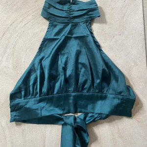 Fest topp - En snygg fest topp med öppen rygg i en väldigt fin grön färg!