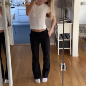 Kostymbyxor - Säljer mina fina svarta kostymbyxor då de tyvärr blivit för små. Lappen är tyvärr bortklippt så är osäker på storleken men skulle säga xs/s. Midjan är typ mid skulle jag säga. Hör av er vid frågor💕