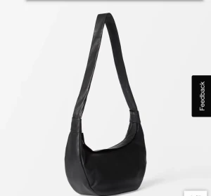 Crossbody väska svart - Handväska från Wera. Inköpt för 999 kr i Juni 2023. Svart mjukt läder med två innerfack varav ett med dragkedja. 31x15 cm. Lånade bilder från hemsida. 