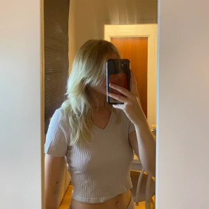 T-shirt Beige - Jättefin basic t-shirt i skönt material