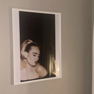 Adele Poster - Säljer poster med motiv Adele! måtten är 50x70! Köparen står för draken💕🫶🏼