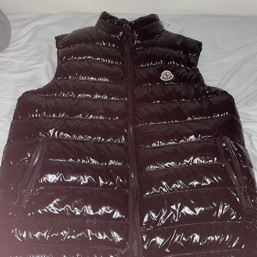 Säljer denna Moncler Västen för den är lite för stor och jag använder inte den så mycket. Jag säljer den för 700 kr. 700 kr för en Moncler Väst är väldigt billigt. Orginalpris på denna är runt 5000 till 7000 kr. Skriv om ni är intresserade 😇. Jackor.