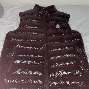 Moncler Väst - Säljer denna Moncler Västen för den är lite för stor och jag använder inte den så mycket. Jag säljer den för 700 kr. 700 kr för en Moncler Väst är väldigt billigt. Orginalpris på denna är runt 5000 till 7000 kr. Skriv om ni är intresserade 😇