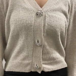 Cardigan  - Beige cardigan från H&M, använd sick