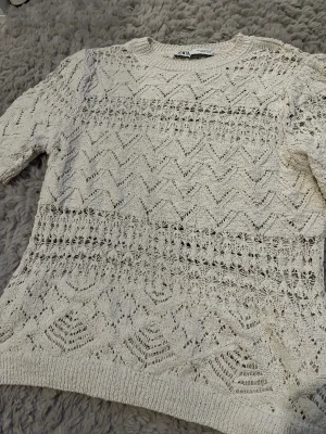 Virkad tröja - Typ virkad tröja från zara, lite stor på mig det är därför jag säljer den , ksk använd ca 3/4 gånger😍 jätte fin att ha över bikini tillexempel eller bara den med en topp,linne eller t shirt under💓