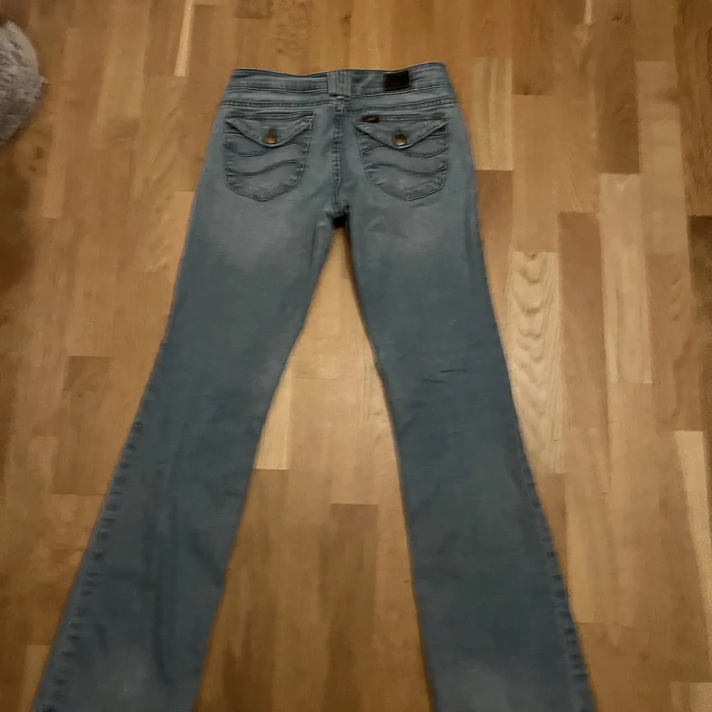 Jättefina bootcut, lågmidjade lee jeans 💗 midjemåttet tvärs över är ca 38cm och innerbennslängden ca 78cm! De passar i längden på mig som är ungefär 169! Har inga bilder på eftersom de inte passar!💞. Jeans & Byxor.