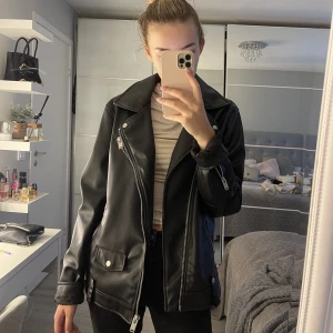 Zara skinnjacka  - Säljer denna superfina Zara skinnjacka som är i storlek M, köpt från herr avdelningen. Den passar till en man som brukar ha storlek M och till en kvinna som vill ha jackan lite oversized. Kan hämtas i Sollentuna