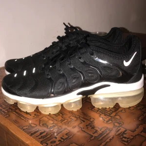 Nike Vapor Max - Nike Vapor Max  Storlek 40 Väldigt fint skick  Säljes då dem är för små för mig tyvärr, kan även tänka mig byte om jag finner erat erbjudande intressant.