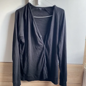 Svart kofts - Jättefin svart kofta i bra skick! Den är jätte skön och passar som en L. 