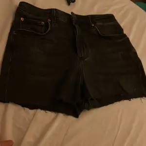 Säljer mina underbara jeans shorts för att jag behöver pengar just nu dom är högmidjade dock men dom är så himla sköna jag skulle ha köpt om jag va du:))))