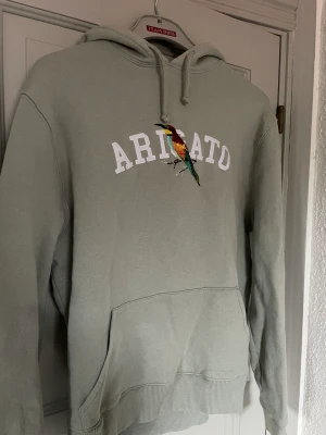 Axel Arigato hoodie  - Säljer min Axel Arigato hoodie för att den används inte, Skicket är 9/10 för den bara använts några fåtals gånger, nypris cirka 2200kr. Pris kan sänkas vi snabb affär//Albert