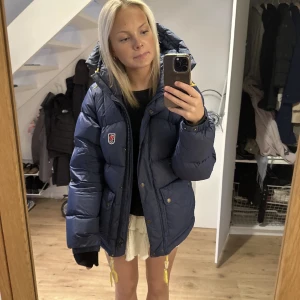 Fjällräven jacka  - hej!!! Lägger ut en liten Intressekoll på min vinterjacka från fjällräven, lite smink försvinner i tvätten. nyskick. Inga skador eller defekter, nypris 6 999kr från naturkompaniet. Är eventuellt intresserad av att sälja, annars vill jag gärna byta färg💕🌸