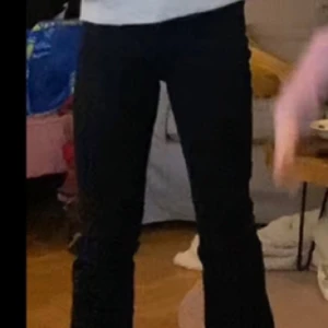 Gina tricot jeans - Säljer ett par fina jeans från gin, fint skick! Köpte för runt 500 men säljer för 250. Stl 36. Passar mig som Är 165-168 nånstans där!💘