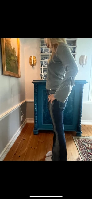 söt volangtröja!! - säljer denna superfina grå volangtröjan eftersom den inte kommer till användning.