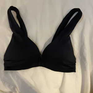 Bikinitopp  - Bikinitopp i svart från hm som är knappt använd. Med bygel.