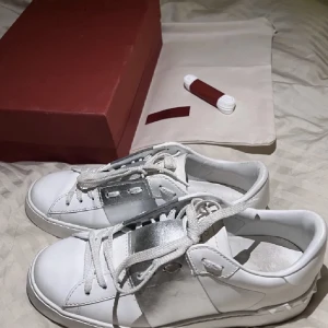 Valentino skor - Säljer mina kära valentino skor, säljer pågrund av att vill ha annan färg Dom är i bra skick 