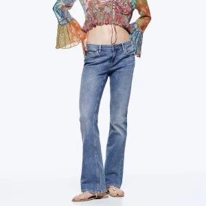 Zara bootcut jeabs - Lågmidjade bootcut jeans från zara som ej säljs längre💕