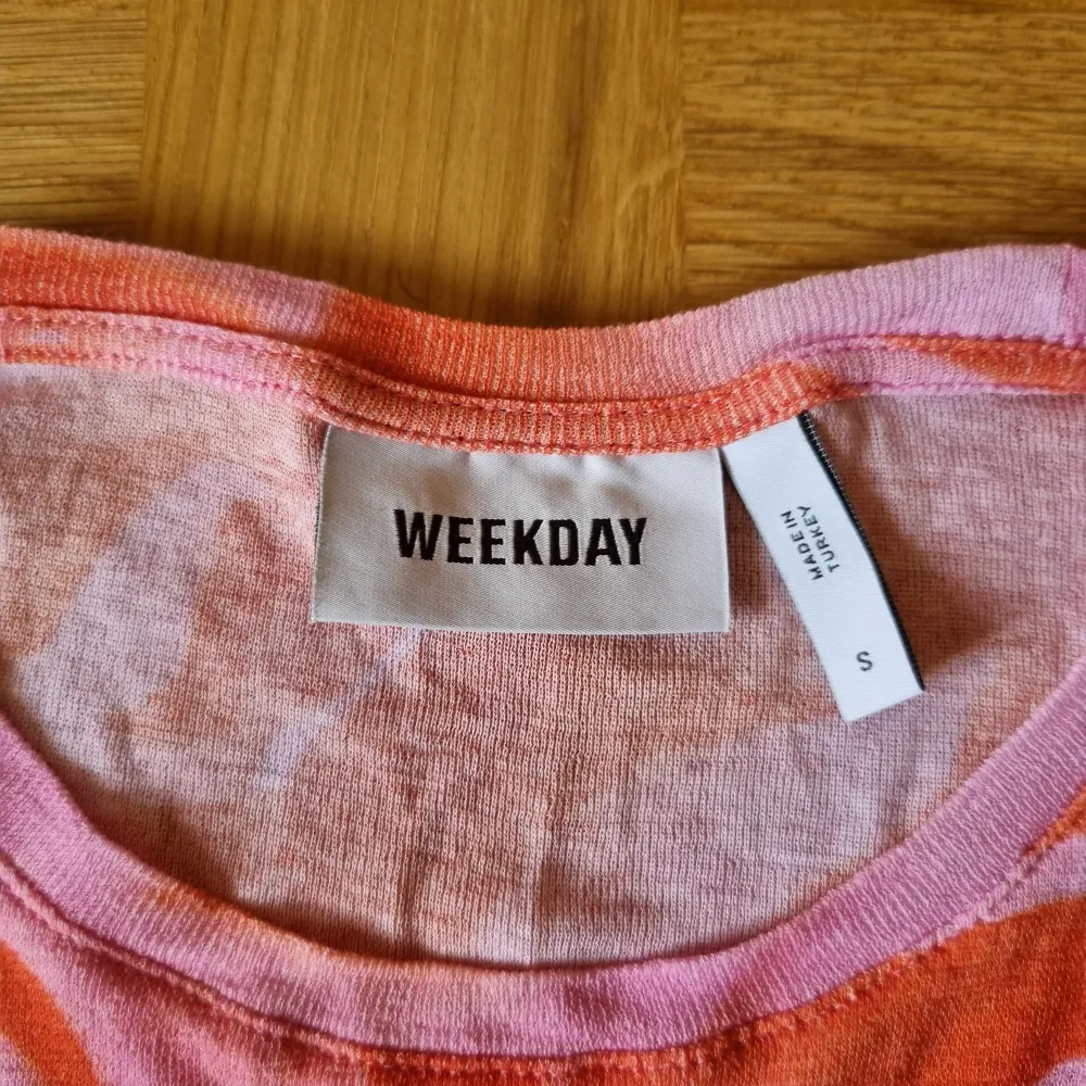 En snygg rosa crop top i mesh från Weekday, storlek S. Eftersom den är i mesh är den lite transparent, så snygg med en svart bh under. Sparsamt använd, i mycket gott skick.. T-shirts.