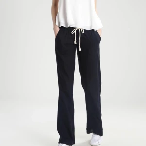 Roxy linnebyxor  - Svarta linnebyxor, använda 2 gånger. Uppsprättade längst ned! 