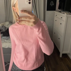 Rosa stickad - Tunn stickad tröja från Vero moda💞fin rosa färg och jätteskönt material. Köparen står för frakt