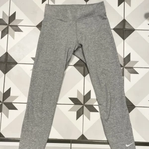 XS Nike träningstights - Snygga grå träningstights från Nike i storlek XS. Endast använda en gång så de är i mycket bra skick! 💕💕