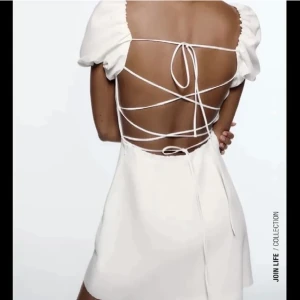 Vit klänning med öppen rygg från Zara - Oanvänd med prislappen kvar! Så himla snygg, köpte till studenten men hade flera så denna användes ej därav säljer jag den! 250+frakt🫶🏼(stl M men passar även en S)