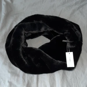Supersjuk ny halsduk - Svart rund halsduk från Glitter. Otroligt mjuk och helt ny med prislappen kvar! 