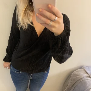 Blus - Svart blus! Strechigt skönt material