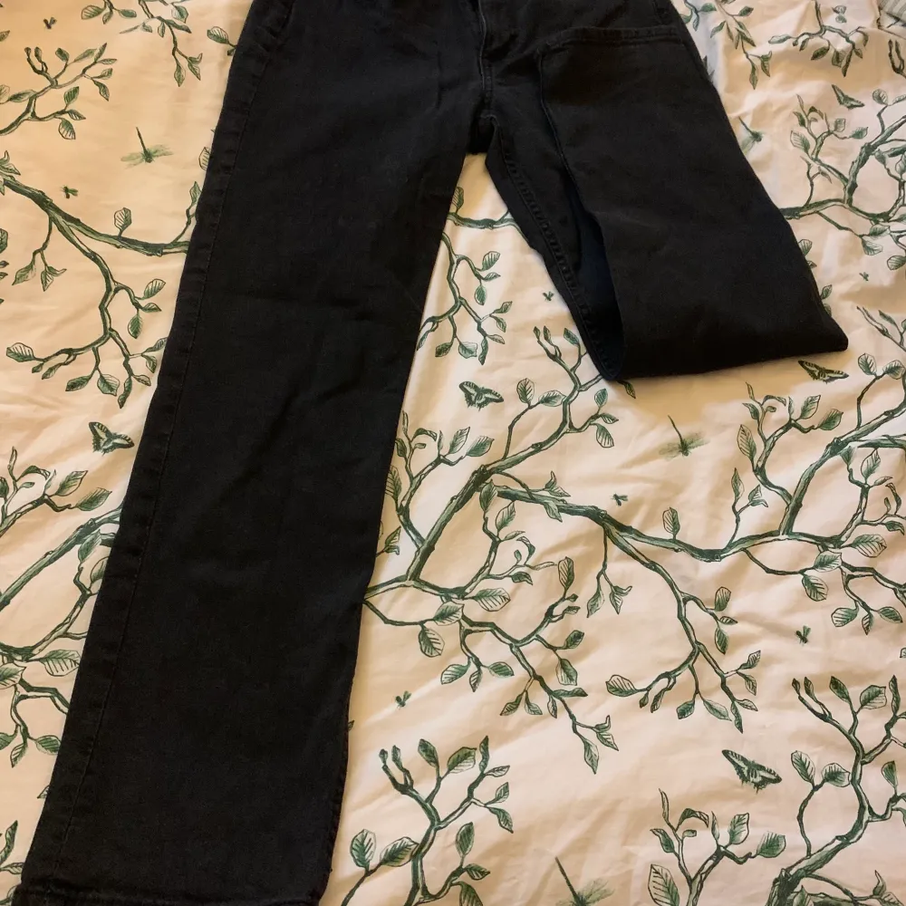 Svarta straight jeans från Hm med mellan hög midja . Jeans & Byxor.