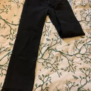 Svarta straight jeans från Hm med mellan hög midja 