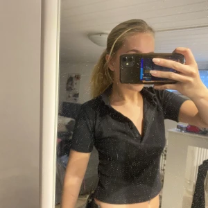 T-shirt  - Säljer nu min svarta T-shirt från Zara i storlek S. Nypris 299. Säljer för 150❤️