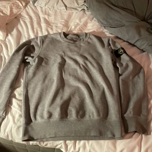 Stone island tröja - Mycket fin Stone island tröja som knappt är använd. Köpt på Stone island butiken i Stockholm och köpt för 2300