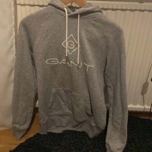 Gant hoodie  - 10/10 skick knappt använd då den blev liten ganska snabbt!