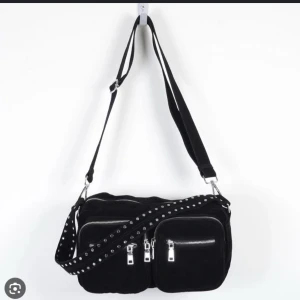 Noella väska  - Säljer min jättesöta Noella väska i den stora modellen som inte längre kommer till användning. Tveka inte vid frågor gällande bilder och liknande ❣️