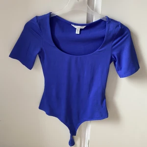 Marinblå body - Marinblå body från Hm, storlek Xs men passar S också, aldrig använd. Jättebekvämt material🥰 Köparen står för frakten.