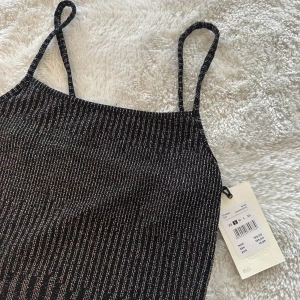 Bikbok topp  - Helt oanvänd, lapp sitter kvar från köp! Ord. pris 199kr, säljes för 100kr  Jättefin! Perfekt festtopp 