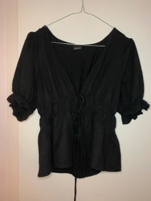 Svart blus - Sååå fin helt oanvänd blus från Gina💕