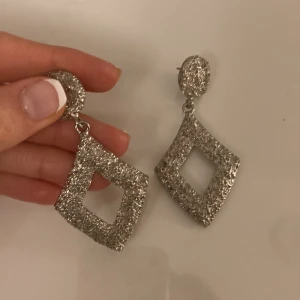 Öronhänge silverfärgade  - Har aldrig använt så som nya, ganska lätta 