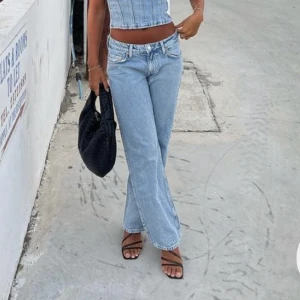 Lågmidjade jeans - Lågmidjade jeans från weekday Endast använda ett fåtal gånger då de är försmå Storlek 24/30