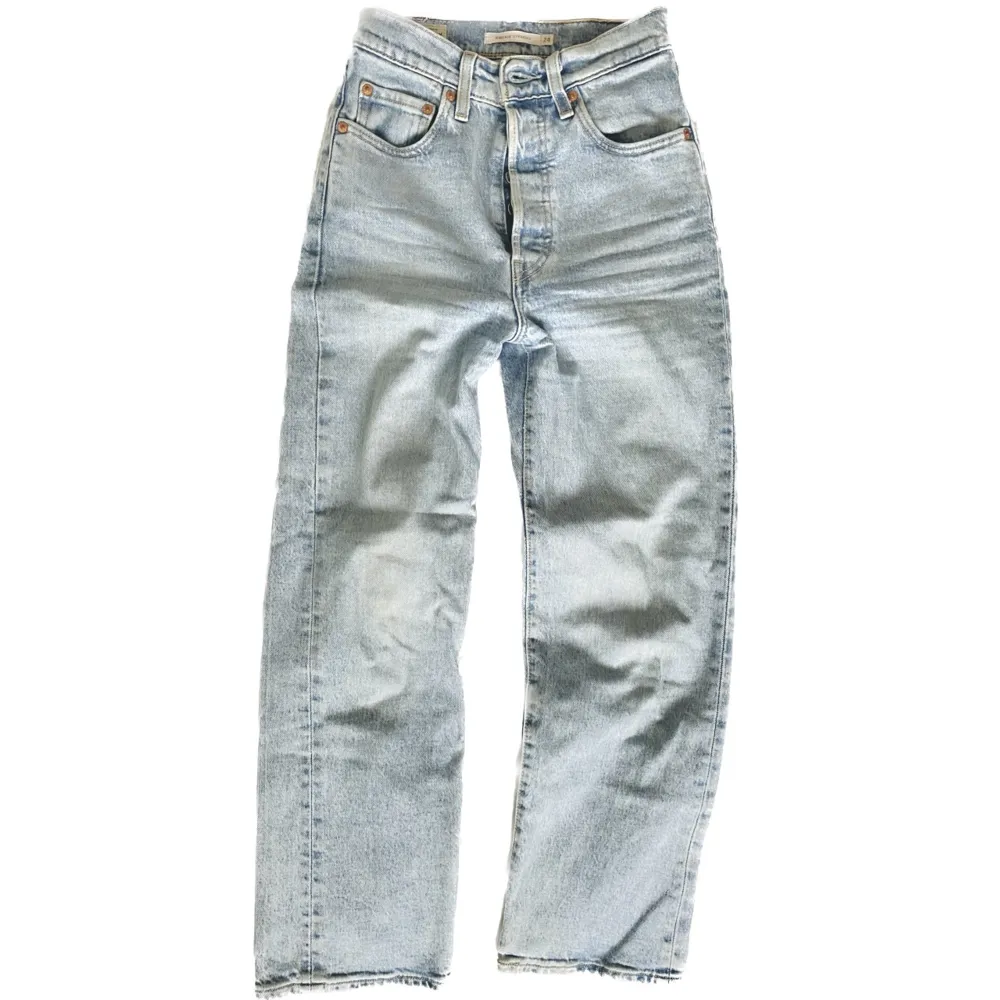 Levi’s jeans i fin ljus tvätt💕. Jeans & Byxor.