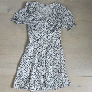 Klänning sommar - Säljer den här klänningen som är så fin till sommaren! Använd ca 5 gånger men är i nyskick helt utan defekter. Säljer då den är för liten🩷 nypris 399. Säljer för 199