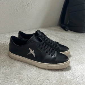 Axel Arigato Sneakers - Säljer min axel arigato skor då de inte kommer till användning. Byte skulle kunna vara intressant  Pris kan diskuteras  Kom pm för mer info 