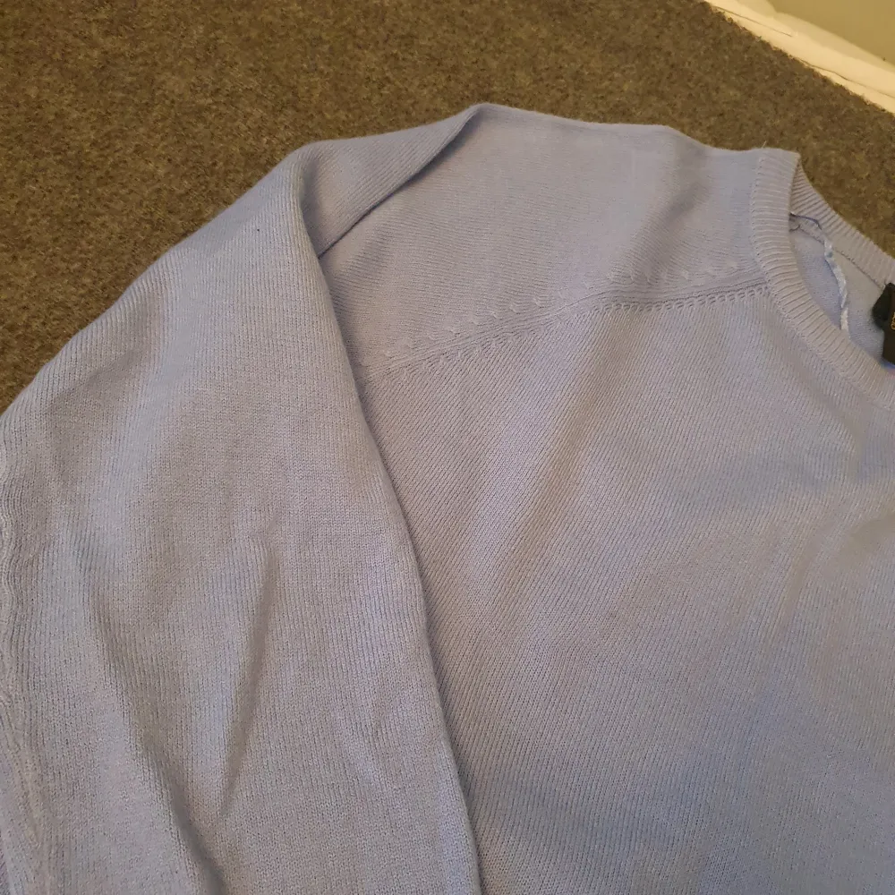 En snygg blå långärmade tröja från vero moda! Super skön o snygg perfekt nu inför höst! . Tröjor & Koftor.