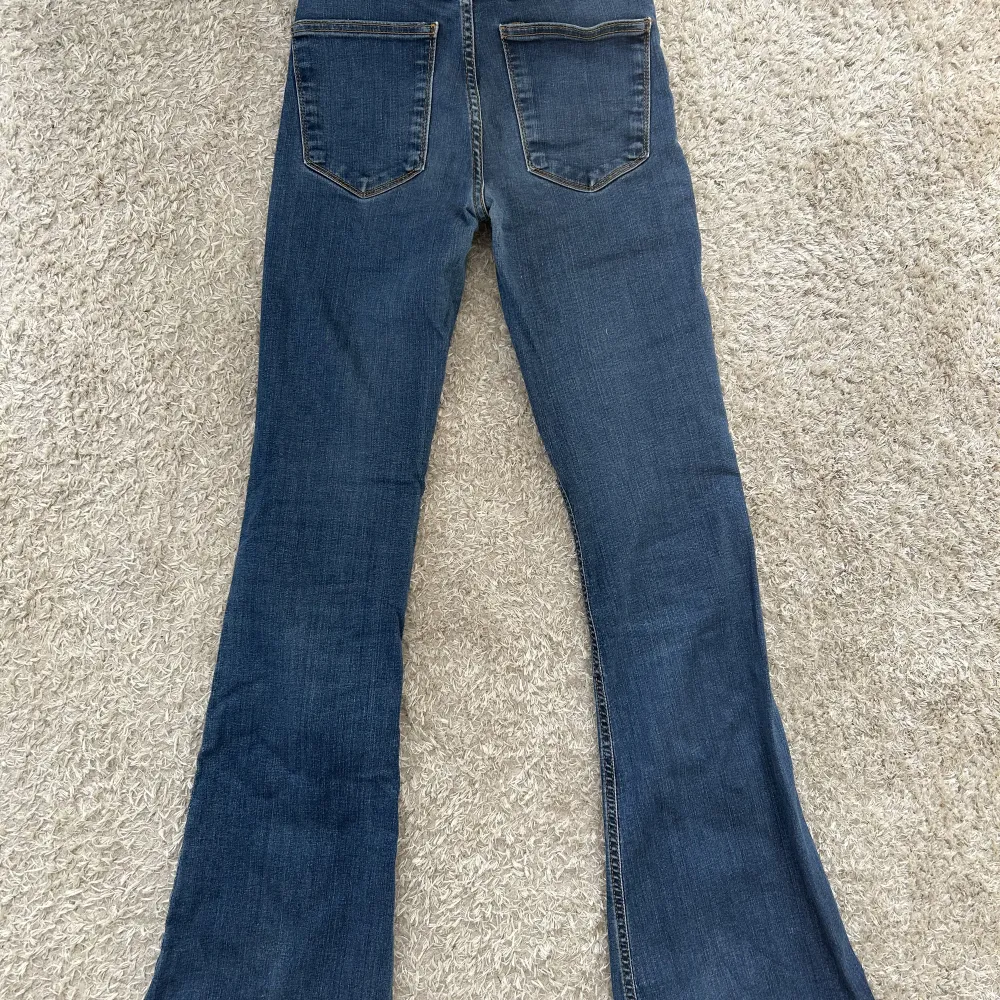 Säler ett par bootcut jeans ifrån zara i storlek 34💕. Jeans & Byxor.